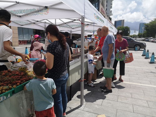 青春颂广场举办三亚旅游扶贫爱心农副产品集市活动